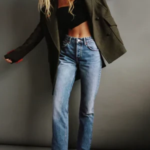 Jeans - Säjer sedda otroligt fina o populära jeansen från Zara. De är i nyskick då de knappt är använda. Säljer pga de är för små. Strl 32. Ordinarie pris 359kr, mitt pris 170kr✨