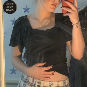 Esprit tröja  - Esprit svart t-shirt som går att ha off shoulder men även vanligt. 