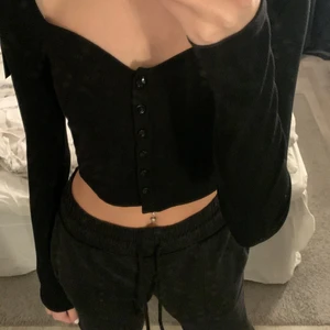 Långärmad tröja från NA-KD  - En helt oanvänd jättefin svart långärmad tröja från NA-KD med prislappen kvar i storlek XS, tröjan har extra långa ärmar (jag är ca 176 som referens) Säljer eftersom att den tyvärr är lite för stor för mig, köparen står för frakten! 💞