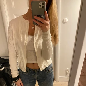 Kofta  - Säljer min jättefina vita kofta från H&M❤️skriv vid intresse eller för fler bilder ✨