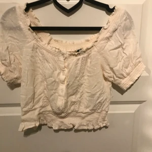 Off white cropptopp - En off white cropptopp från H&M, har använt och älskat denna top så mycket. Går att använda både in och off shoulder storlek 38. Väldigt stretchigt material 