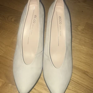 Vita märkes hög klackar - Assnygga märkes hög klackar som är beiga och simpla men ändå eleganta :) köptes för 950 men säljes för 300