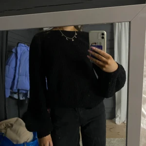 Stickad tröja - Säljer denna superfina stickade tröjan som är öppen i ryggen! Tröjan är från Na-Kd’s kollektion med Linn Ahlborg.