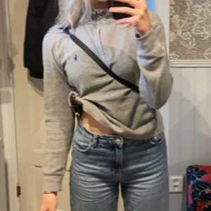 Ralph lauren  - En fin grå Ralph lauren tröja som jag inte änvänder längre tyvärr! Passar S skulle jag vilja säga!⚡️✨