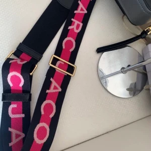 Marc Jacobs Axelrem - Helt ny 