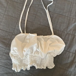 Vit topp   - Säljer min vita topp från NA-KD!! 💜💜 Storlek 32, men passar personer med 34 oxå!! 