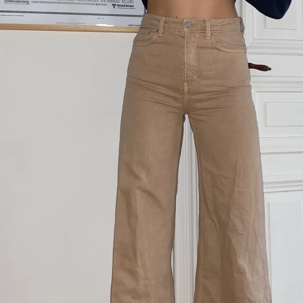 Storlek w27 l30, modell Ace från Weekday. Gott skick. Pris exklusive frakten. . Jeans & Byxor.