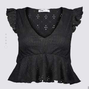 svart topp - säljer denna svarta topp från new yorker aldrig använd. högsta bud 40