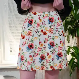 En fin somrig kjol från NA-KD i storleken S. Är I väldigt fint skick!