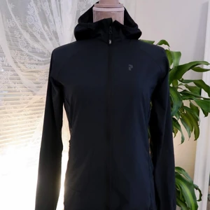 Peak Performance Jacka - En funktionsjacka från Peak Performance i storleken S. Är väldigt skön, går både att träna i men även att använda när som. Är väl använd men i fint skick! (Nypris 800)