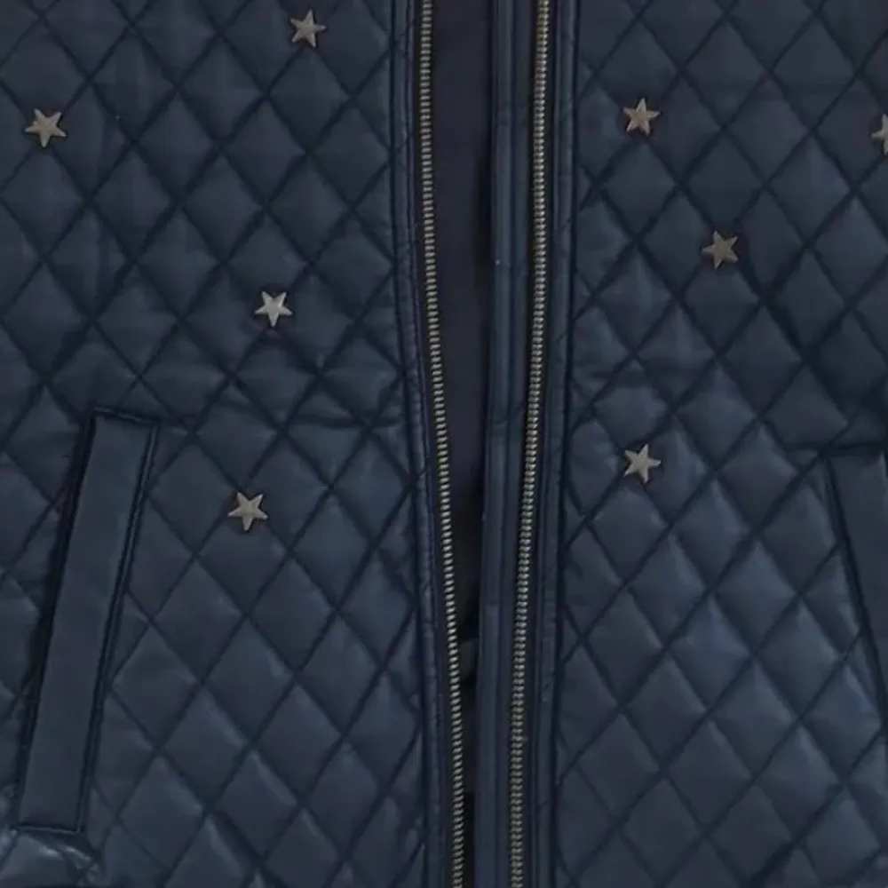 jacka i kort modell av äkta skinn med nitar i form av stjärnor. jackan är från sisley, köpt på benetton . . Jackor.