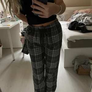 Pyjamas byxor - Helt nya pyjamasbyxor från Cubus storlek S! Aldrig använda då jag beställde samma byxor i flera olika storlekar. Har även dessa i storlek L som jag säljer. Passar mig perfekt i längden som är 160cm. Hör av dig om du har frågor kram! (Frakt tillkommer)