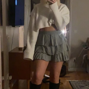 Grön kjol - Superfin och trendig volangkjol som passar till allt. Supermjuk och bekväm. Har tyvärr inte fått någon användning för denna. Passar XS-M 💚 Helt slutsåld så går inte att få tag på