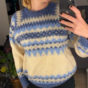 Stickad tröja  - Super härlig stickad tröja i blått/vitt mönster. Passar jättefint nu på vintern. Köpt secondhand men har knappt annvänt❤️❤️skriv vid frågor❤️❤️❤️