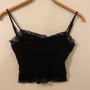 Svart topp - Svart topp med spets detaljer. Inga fläckar eller hål. Storlek small/XS. Skriv vid frågor! 🤲🏼