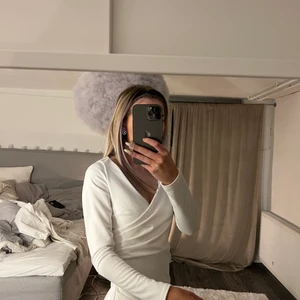 Vit klänning  - En väldigt fin vit sommar klänning. Sitter jätte fint på. Använt några gånger men väldigt bra skick🤎