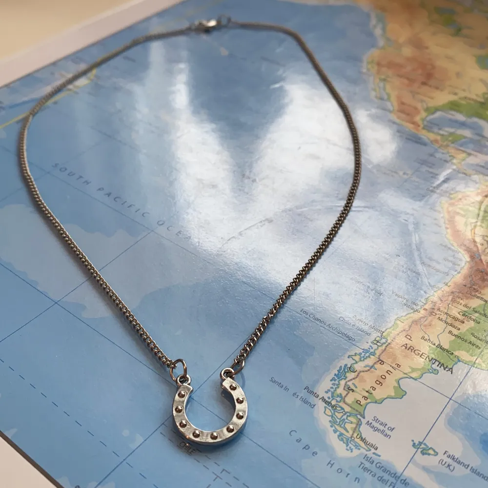 Säljer mitt silvriga hästsko halsband eftersom jag tror någon annan kan behöva ny tur i 2022💕 Har haft på mig det vid tillfällen då jag behövt lite med stöd, hoppas att någon annan ska få använding för det❤️ Betalning via swish, endast seriösa köpare, tack💕. Asusteet.