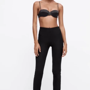 Zara byxa - Ribbstickade leggings från Zara i storlek S med slits bak och dragkedja i midjan vid sidan. Helt oanvända med prislapparna kvar på plagget. Köparen betalar för frakten (66 kr)