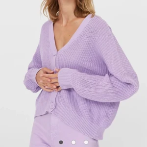 Strandivarius strl XS - Lila kofta ifrån strandivarius. Väldigt härlig färg nu till våren🥳 Använd 3 gånger och är som i nyskick!!