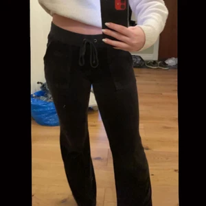 Juicy Couture - Svarta juicy couture, storlek xs. Säljer då jag inte använder de längre. Pris kan diskuteras❤️‍🔥