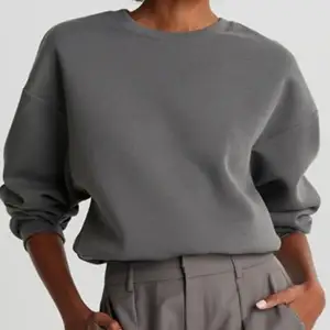 Säljer en basic grå sweatshirt från Gina, jättefint skick! Säljer pågrund av att jag inte använder den längre. Storlek xs men passar även s💗 köpt för 250kr och pris kan diskuteras 