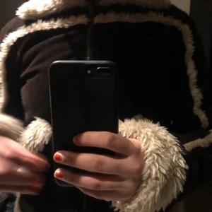  COOLASTE manchesterjackan - Mörkbrun manchester med vita detaljer i fakepäls. Världens bästa jacka som sitter perfekt och är så mysig. Säljer pga att det är något för liten för mig. Passar nu till våren! Kan tänka mig ett annat pris
