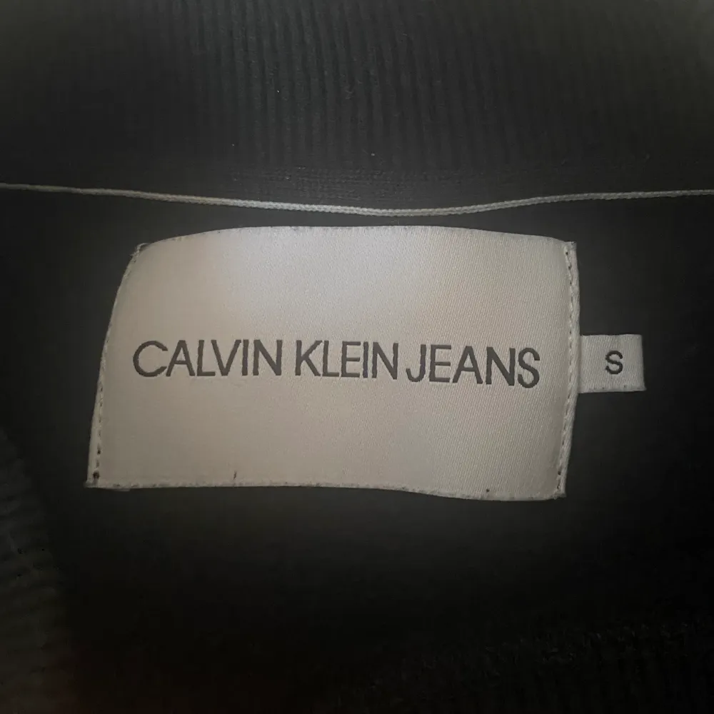 Säljer denna fina svarta sweatshirt från Calvin Klein i storlek S. Nästan oanvänd, köpt för 1800kr säljer för 1000kr! Pris kan sänkas vid snabb affär!!!. Hoodies.
