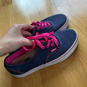 Vans  - Vans inköpta i London. Marinblå med chockrosa detaljer. Använda endast ett fåtal gånger. Är så gott som i nyskick. 