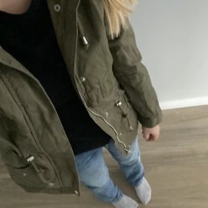 militärgrön jacka - Hej säljer min jättesnygga militärgröna jacka från H&M pga den är för liten!🤍 Köpt för ungefär 2 år sedan men bara använd ett par gånger. Inget trasigt på jackan & säljer för 140kr+frakt🙌🏽. 