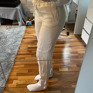 Linnebyxor  - Säljer dessa linnebyxor från HM💗 HELT SLUTSÅLDA. endast använda 1 gång, så de är i vådligt bra skick. Storlek XS. Nypris 300kr. Lite skrynkliga på bild men går självklart att stryka.