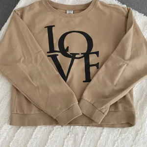 En beige magtröje sweatshirt - Beige magtröja med tyck. Jag tycker att den är najs och varm. Köpare står för frakt!