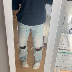 Gina jeans! - Säljer ett par skitsnygga gina jeans som inte går att få tag på på hemsidan! Dom är ganska använda och ett hål har jag tyvärr råkat riva upp lite ( kom privat för bilder) men de går lätt att sy ihop ( själv gjort de). På första bilden är hålet upprivet!  Dom är ganska använda därav priset! Mitt pris: 150.  Nypris: 600 (pris kan diskuteras) kom privat för frågor!