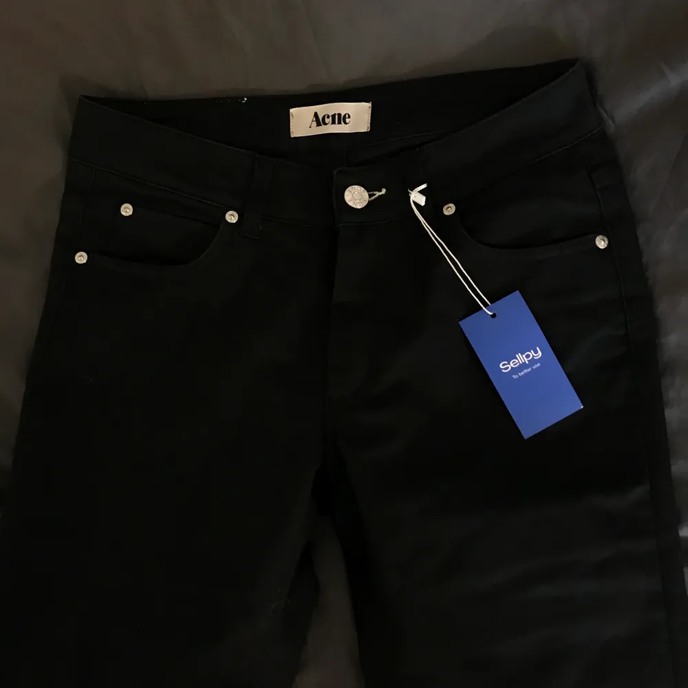 Så fina jeans som tyvärr är för små för mig! Köpta på sellpy men väldigt bra skick. Raka i modellen och går ner till marken på mig som är 167 cm lång. Skulle nog säga att storleken mostvarar en XS/S. Skriv privat vid frågor eller fler bilder! Ifall fler är intresserade så blir det budgivning💕. Jeans & Byxor.