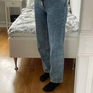 Säljer dessa blå jeans från Monki💖🤍Tycker personligen att de är lite för korta för mig som är 174 centimeter lång och därav har de inte kommit till så mycket användning. I vanliga fall har jag 36/38 i byxor och dessa är i storlek 27✨💞Köpaten står för eventuell frakt på 66kr❤️