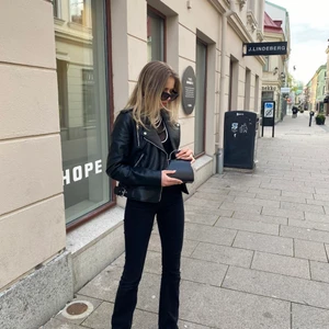 Zara jacka  - Säljer nu min fina skinnjacka från zara i storlek xs då den blivit förliten. Använt en del men är i fint skick:)