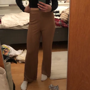 Mjukisbyxor - Väldigt sköna men fina nog att ha ute oxå! Lite randiga och kan se lite genomskinliga ut☺️ vet inte exakt vad frakt kostar men det går såklart o lösa❤️❤️