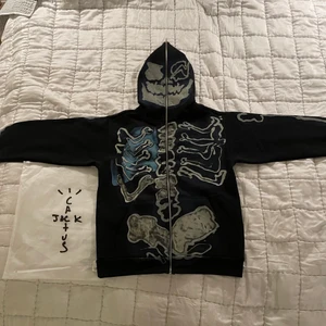 TRAVIS SCOTT CACTUS JACK - SÄLJER MIN HELT OANVÄNDA  CACTUS JACK FOR FRAGMENT SKELETON GRAFFITI FULL ZIP HOODIE M. SKRIV VIA INTRESSE TILL MIG. START BUD 4500kr