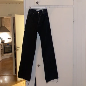 Jeans från zara i storlek 34 - Ett par grå/svarta jeans i storlek 34 från zara, byxorna är helt oanvända men säljer pga för små, de är i "full lenght" och  raka