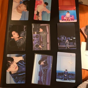 BTS PHOTOCARDS - säljer dessa bts photocard set, 40 kr per member! De kortet där dem ligger ner är officiellt alltså det i mitten på varje set.  Korten är i perfekt , kontakta mig ifall du har fler frågor.     Jimin set ❌ Taehyung set ✅ Jin set ✅ Rm set ✅ Suga set ✅ jhope set ✅. Jungkook set ✅