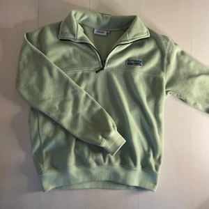Junkyard grön fleece strlk XS - säljer min gröna fleece som tyvärr inte kommer till användning längre :( perfekt gosig men fräsch tröja till vinter och vår, passar jättefint med vilka jeans som helst 👟 köpt för 500kr på junkyard där den just nu är helt slutsåld. fint skick, inga defekter, lite stor i storleken och har en boxig passform. pris kan diskuteras, budgivning om flera är intresserade. skriv för mer info som mått och liknande 💕