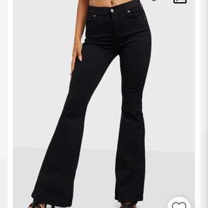 Superfina bootcut Dr denim jeans i modellen ”macy”. Säljer pga för små. Köpta för 499. Nästan helt oanvända