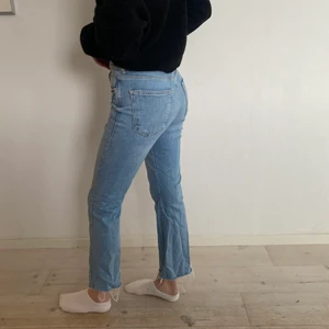 Croppade blå jeans - Supersnygga croppade jeans ifrån gina i strl 34!!💗💗💗 väldigt varsamt och är i mycket bra skick endast lite skrynkliga längst ner💃🏼
