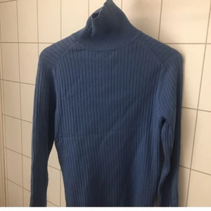 Ribbed blå turtleneck - Vintage genser kjøpt i Amsterdam