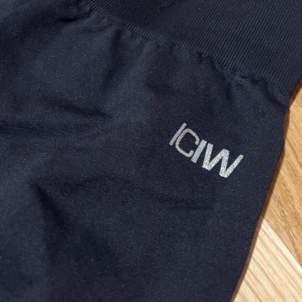 Säljer mina svarta ICIW träningsbyxor (har två par) Skriv för mer bilder! Tyckte det var svårt att fota dom. De är knappt använda. Jeans & Byxor.