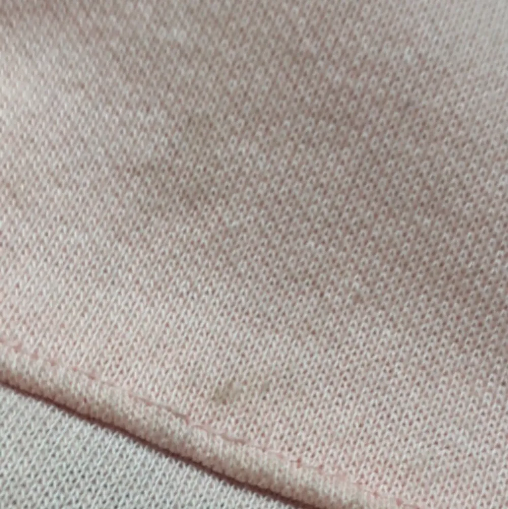 Säljer denna fina rosa champion hoodie. Fint skick men har en pytteliten fläck(andra bilden), säljer pga att den inte kommer till användning. Om annan frakt önskas fixar jag det.. Hoodies.