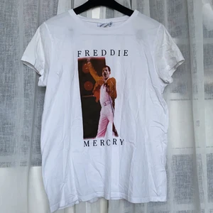 Oversized T-shirt  - Supercool oversized t-shirt med Freddie Mercury på😎 Väldigt snygg till ett par högmidjade byxor eller kjol! Köpt i Berlin☺️