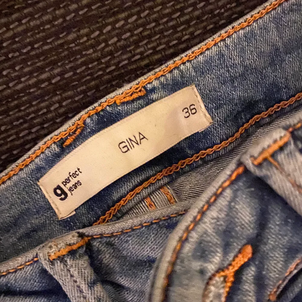 Ett par blåa skinny jeans från Gina, med slitningar på knäna. Hör av er vid eventuella frågor 💕. Jeans & Byxor.