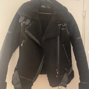Zara jacka - Så snygg jacka i mocka från zara i storlek xs. Jackan är i bra skick men finns ytterst få tecken på användning. Köpte den för ca 800-900kr men säljer nu för jag är ute efter en ny jacka. Köp direkt för 350!