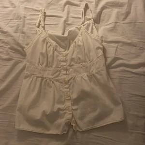 Linne från brandy  - Supergulligt linne från brandy Melville med knappar💗 perfekt att ha nu i vinter med en kofta eller på sommaren💕 frakt ingår i priset😘