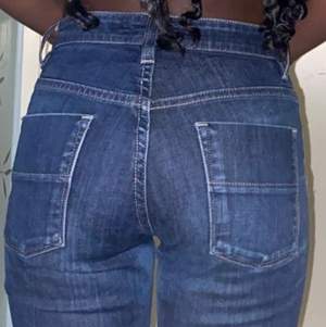 Fina mörkblåa low jeans i vintage stil, den är mer åt de skinny hållet. säljer då de är lite stora runt midjan. Är 163 cm lång 